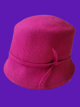 Charger l'image dans la galerie, Chapeau seau vintage Mélania - Feutre de laine rose fuchsia et galon noué.