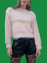 Charger l'image dans la galerie, Pull vintage Charline - Laine et mohair rose. Taille M, 38, 40. Tricoté main.