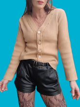 Charger l'image dans la galerie, Gilet "Seconde" Lina - En cachemire beige à strass et perles. Taille S, 36, 38. Dalilai.