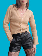 Charger l'image dans la galerie, Gilet "Seconde" Lina - En cachemire beige à strass et perles. Taille S, 36, 38. Dalilai.