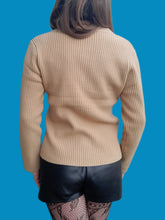 Charger l'image dans la galerie, Gilet "Seconde" Lina - En cachemire beige à strass et perles. Taille S, 36, 38. Dalilai.