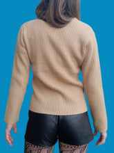 Charger l'image dans la galerie, Gilet "Seconde" Lina - En cachemire beige à strass et perles. Taille S, 36, 38. Dalilai.