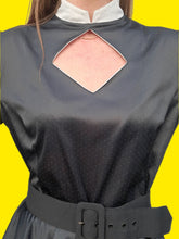 Charger l'image dans la galerie, Robe vintage Emmanuelle - Décolleté ajouré. Noire à pois blancs. Taille M, 38, 40.