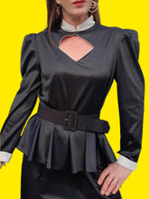 Charger l'image dans la galerie, Robe vintage Emmanuelle - Décolleté ajouré. Noire à pois blancs. Taille M, 38, 40.