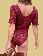 Charger l'image dans la galerie, Body vintage Véronique - Dentelle bordeaux. Taille M, 38, 40.