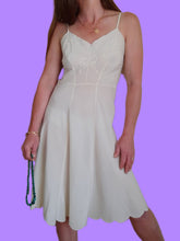 Charger l'image dans la galerie, Nuisette vintage Amanda - Brodeies nœuds. Taille S, 36, 38.