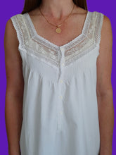 Charger l'image dans la galerie, Chemise de nuit vintage Virginia - Broderies ajourées. Taille L, 40, 42.