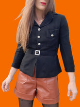 Charger l'image dans la galerie, Veste vintage Maud - A boutons bijoux en strass et ceinture assortie. Taille XS, 34, 36. Simone Maicen. Saint Etienne