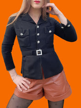 Charger l'image dans la galerie, Veste vintage Maud - A boutons bijoux en strass et ceinture assortie. Taille XS, 34, 36. Simone Maicen. Saint Etienne