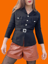 Charger l'image dans la galerie, Veste vintage Maud - A boutons bijoux en strass et ceinture assortie. Taille XS, 34, 36. Simone Maicen. Saint Etienne