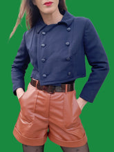 Charger l'image dans la galerie, Veste vintage Elvire - Cropped bleu marine à double boutonnage. Taille S, 36, 38. Simone Maicen. Made in France.