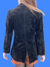 Charger l'image dans la galerie, Veste vintage Camille - En panne de velours ras, noir. Taille S, 36, 38. Jeans de Christian Lacroix. Made in Italy.