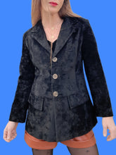 Charger l'image dans la galerie, Veste vintage Camille - En panne de velours ras, noir. Taille S, 36, 38. Jeans de Christian Lacroix. Made in Italy.