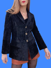 Charger l'image dans la galerie, Veste vintage Camille - En panne de velours ras, noir. Taille S, 36, 38. Jeans de Christian Lacroix. Made in Italy.