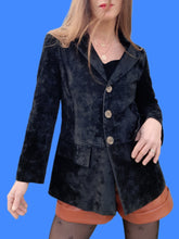 Charger l'image dans la galerie, Veste vintage Camille - En panne de velours ras, noir. Taille S, 36, 38. Jeans de Christian Lacroix. Made in Italy.