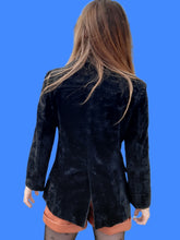 Charger l'image dans la galerie, Veste vintage Camille - En panne de velours ras, noir. Taille S, 36, 38. Jeans de Christian Lacroix. Made in Italy.