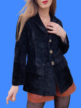 Charger l'image dans la galerie, Veste vintage Camille - En panne de velours ras, noir. Taille S, 36, 38. Jeans de Christian Lacroix. Made in Italy.