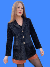 Charger l'image dans la galerie, Veste vintage Camille - En panne de velours ras, noir. Taille S, 36, 38. Jeans de Christian Lacroix. Made in Italy.