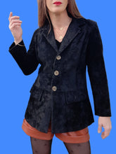 Charger l'image dans la galerie, Veste vintage Camille - En panne de velours ras, noir. Taille S, 36, 38. Jeans de Christian Lacroix. Made in Italy.