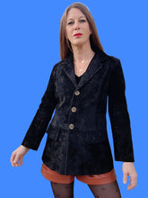 Charger l'image dans la galerie, Veste vintage Camille - En panne de velours ras, noir. Taille S, 36, 38. Jeans de Christian Lacroix. Made in Italy.