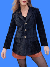 Charger l'image dans la galerie, Veste vintage Camille - En panne de velours ras, noir. Taille S, 36, 38. Jeans de Christian Lacroix. Made in Italy.