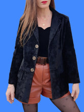 Charger l'image dans la galerie, Veste vintage Camille - En panne de velours ras, noir. Taille S, 36, 38. Jeans de Christian Lacroix. Made in Italy.
