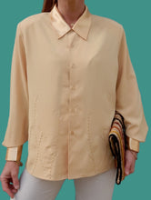 Charger l'image dans la galerie, Chemisier vintage Marthe - Jaune à col et manches satinés. Taille XXL, 44, 46