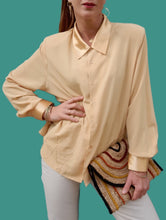 Charger l'image dans la galerie, Chemisier vintage Marthe - Jaune à col et manches satinés. Taille XXL, 44, 46
