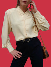 Charger l'image dans la galerie, Chemisier vintage Johanna - Jaune clair. Broderie col et manches. Taille XXL, 44, 46.