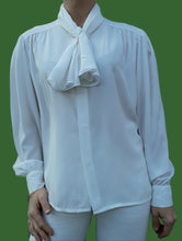 Charger l'image dans la galerie, Chemisier vintage Georgina - Col Lavallière. Taille XL, 42, 44. Weinberg. Fabriqué en France