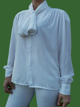 Charger l'image dans la galerie, Chemisier vintage Georgina - Col Lavallière. Taille XL, 42, 44. Weinberg. Fabriqué en France