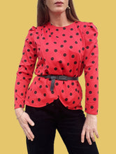 Charger l'image dans la galerie, Blouse vintage Gloria - Cache-cœur rouge à pois. Taille M, 38, 40. Made in Britain.