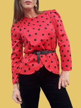 Charger l'image dans la galerie, Blouse vintage Gloria - Cache-cœur rouge à pois. Taille M, 38, 40. Made in Britain.