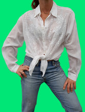 Charger l'image dans la galerie, Chemisier vintage Célia - Broderies florales. Taille XL, 42, 44. Romantique.