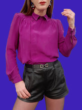 Charger l'image dans la galerie, Chemisier vintage Elvire - Soie violette, boutonnage asymétrique. Taille S, 36, 38. Riggane Paris. Made in France.