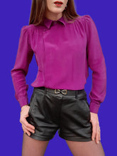 Charger l'image dans la galerie, Chemisier vintage Elvire - Soie violette, boutonnage asymétrique. Taille S, 36, 38. Riggane Paris. Made in France.
