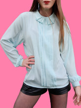 Charger l'image dans la galerie, Blouse vintage Solène - Turquoise au col jabot plissé. Taille M, 38, 40. Made in France.