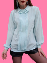 Charger l'image dans la galerie, Blouse vintage Solène - Turquoise au col jabot plissé. Taille M, 38, 40. Made in France.