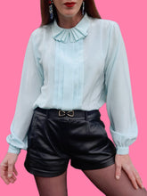 Charger l'image dans la galerie, Blouse vintage Solène - Turquoise au col jabot plissé. Taille M, 38, 40. Made in France.