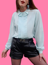 Charger l'image dans la galerie, Blouse vintage Solène - Turquoise au col jabot plissé. Taille M, 38, 40. Made in France.