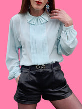 Charger l'image dans la galerie, Blouse vintage Solène - Turquoise au col jabot plissé. Taille M, 38, 40. Made in France.