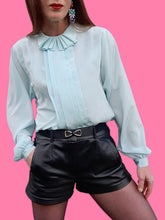 Charger l'image dans la galerie, Blouse vintage Solène - Turquoise au col jabot plissé. Taille M, 38, 40. Made in France.