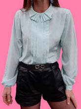 Charger l'image dans la galerie, Blouse vintage Solène - Turquoise au col jabot plissé. Taille M, 38, 40. Made in France.