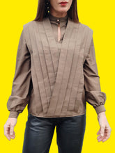 Charger l'image dans la galerie, Blouse vintage Amanda - Jeu de plis en V, en soie marron. Taille S, 36, 38. Christian Llinares. Made in Italy.