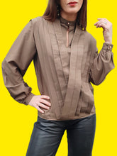 Charger l'image dans la galerie, Blouse vintage Amanda - Jeu de plis en V, en soie marron. Taille S, 36, 38. Christian Llinares. Made in Italy.