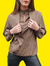 Charger l'image dans la galerie, Blouse vintage Amanda - Jeu de plis en V, en soie marron. Taille S, 36, 38. Christian Llinares. Made in Italy.