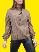 Charger l'image dans la galerie, Blouse vintage Amanda - Jeu de plis en V, en soie marron. Taille S, 36, 38. Christian Llinares. Made in Italy.