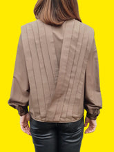 Charger l'image dans la galerie, Blouse vintage Amanda - Jeu de plis en V, en soie marron. Taille S, 36, 38. Christian Llinares. Made in Italy.