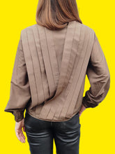Charger l'image dans la galerie, Blouse vintage Amanda - Jeu de plis en V, en soie marron. Taille S, 36, 38. Christian Llinares. Made in Italy.
