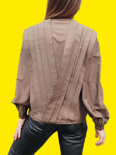 Charger l'image dans la galerie, Blouse vintage Amanda - Jeu de plis en V, en soie marron. Taille S, 36, 38. Christian Llinares. Made in Italy.